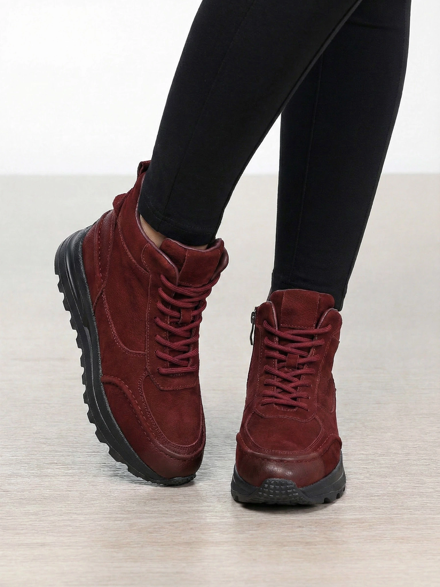 Кроссовки бордового цвета на рельефной подошве